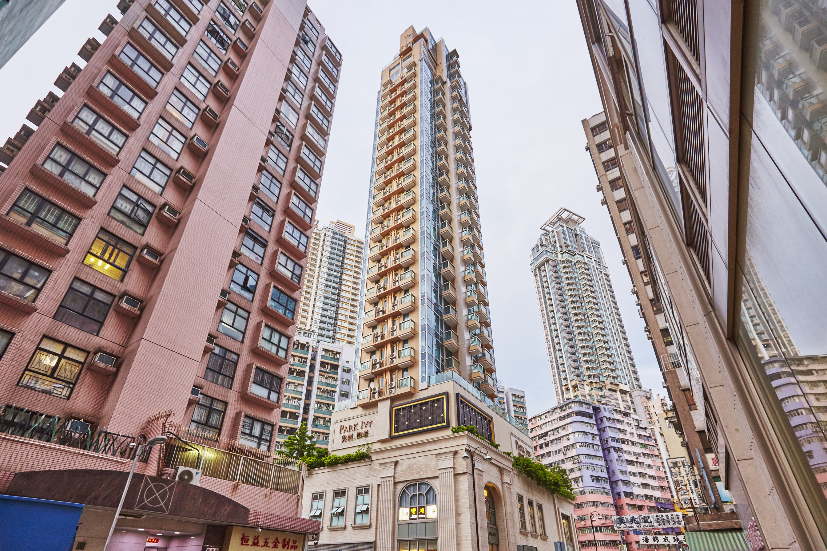 御峰开放式户546万元沽 实用呎价21,328元 帐面赚约168万元 | 香港